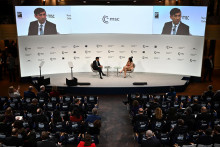 

Britský premiér Rishi Sunak na obrazovkách na Mníchovskej bezpečnostnej konferencii. FOTO: Reuters