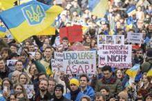 Ľudia protestujú proti vojne na Ukrajine počas druhého dňa 59. Mníchovskej bezpečnostnej konferencie v Mníchove. FOTO: TASR/AP