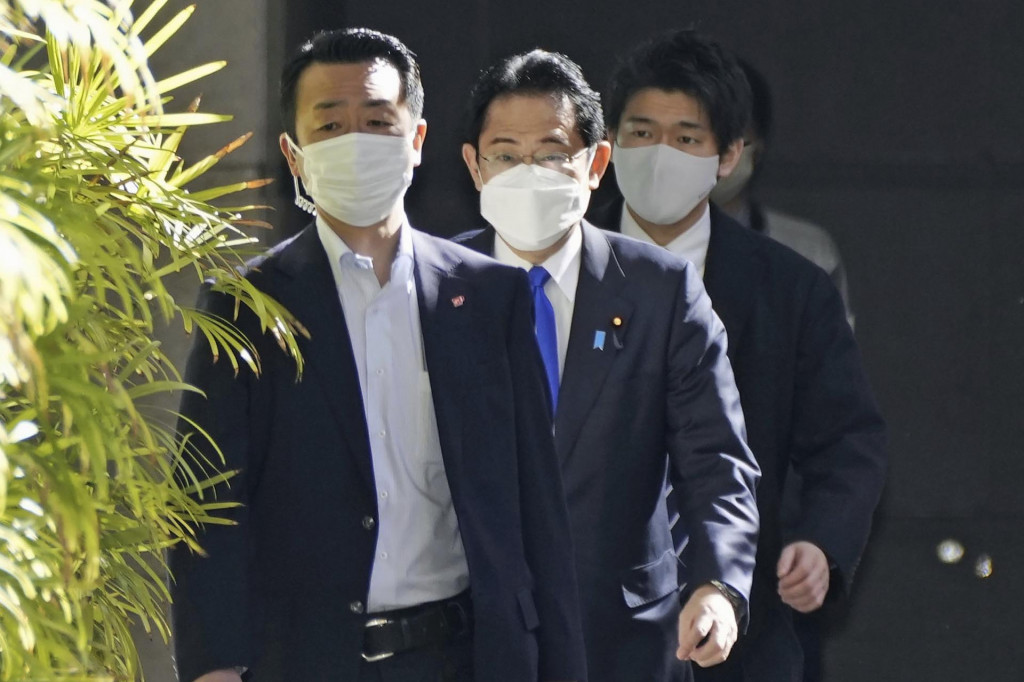 Japonský premiér Fumio Kišida (uprostred). FOTO: TASR/AP