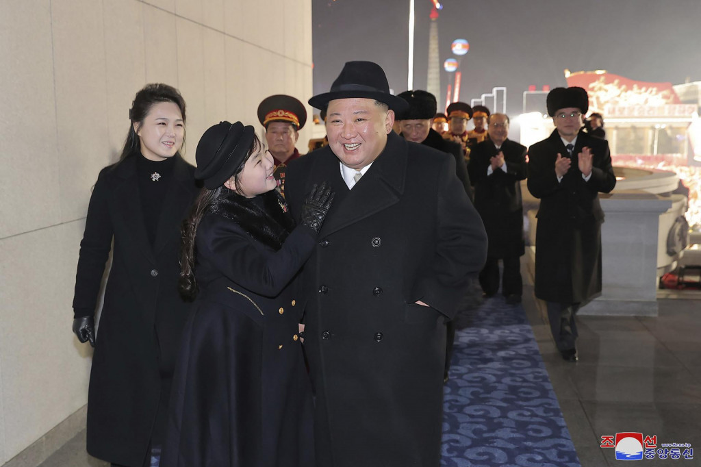 Severokórejský vodca Kim Čong-un (vpravo) so svojou dcérou (uprostred) a manželkou (vľavo). FOTO: TASR/AP