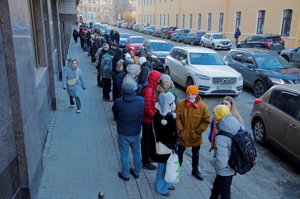 

Ľudia stoja v rade na použitie bankomatu v Petrohrade v Rusku, čo je dôsledkom sankcií Zápasu. FOTO: Reuters