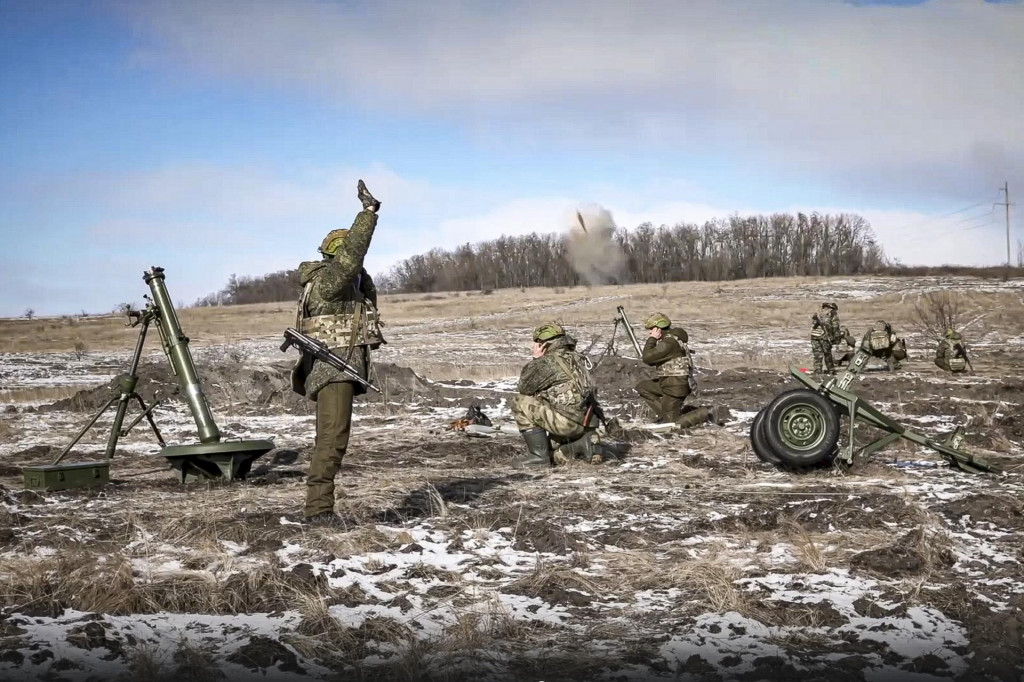 Ruskí vojaci ostreľujú mínometmi kalibru 120 mm ukrajinské jednotky na neznámom mieste. FOTO: TASR/AP