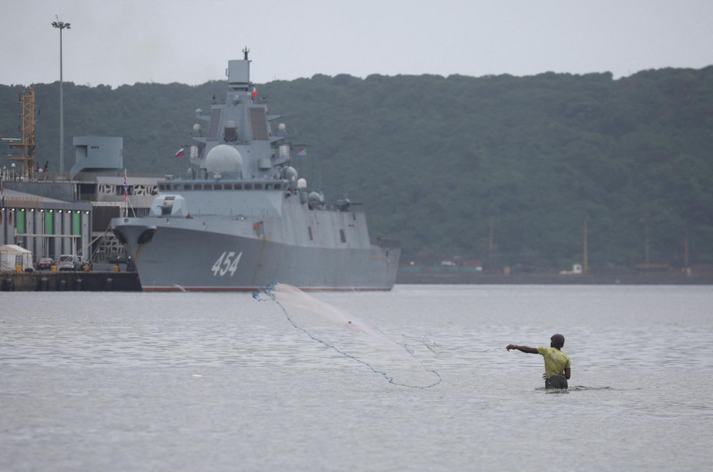 Ruská fregata Admirál Gorškov je zakotvená na ceste na plánované námorné cvičenia s juhoafrickým a čínskym námorníctvom v juhoafrickom Durbane. FOTO: Reuters