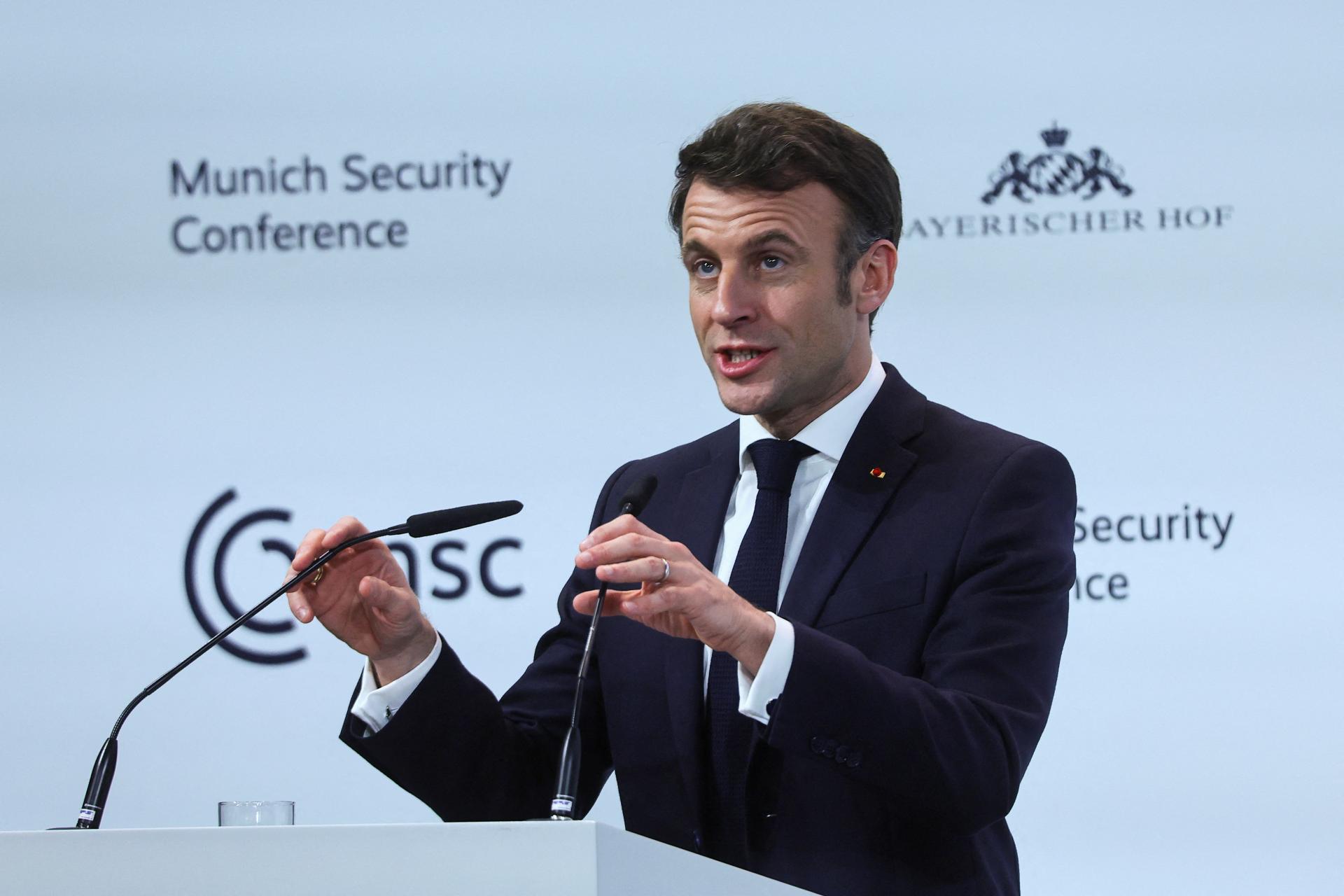 Macron: Chcem, aby bolo Rusko vo vojne s Ukrajinou porazené, nie rozdrvené