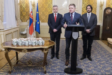Bývalý premiér Robert Fico (uprostred) chcel za informácie vedúce k vrahovi Jána Kuciaka zaplatiť milión eur. FOTO: TASR/M. Erd
