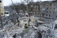 Hasiči zasahujú na mieste zničenej bytovky po raketovom útoku ruskej armády. FOTO: TASR/AP
