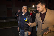 Rastislav T. (vľavo) odch&aacute;dza z budovy &Scaron;pecializovan&eacute;ho trestn&eacute;ho s&uacute;du v Pezinku. FOTO: TASR