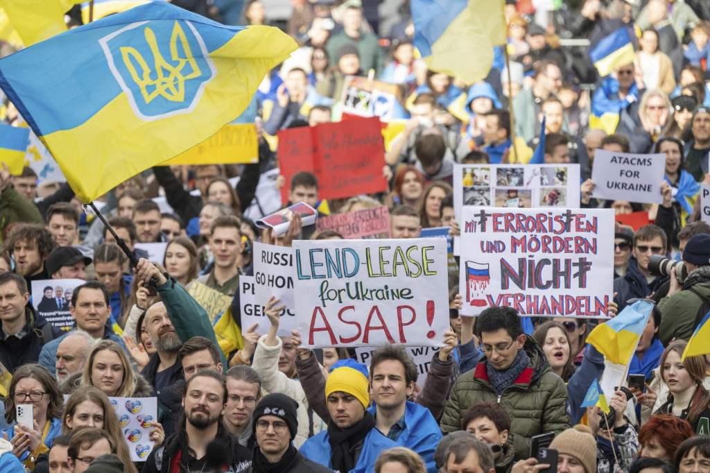 Účastníci víkendovej demonštrácie v Mníchove požadovali od aktérov bezpečnostnej konferencie urýchlenie dodávok zbraní pre Ukrajinu. FOTO: TASR/AP
