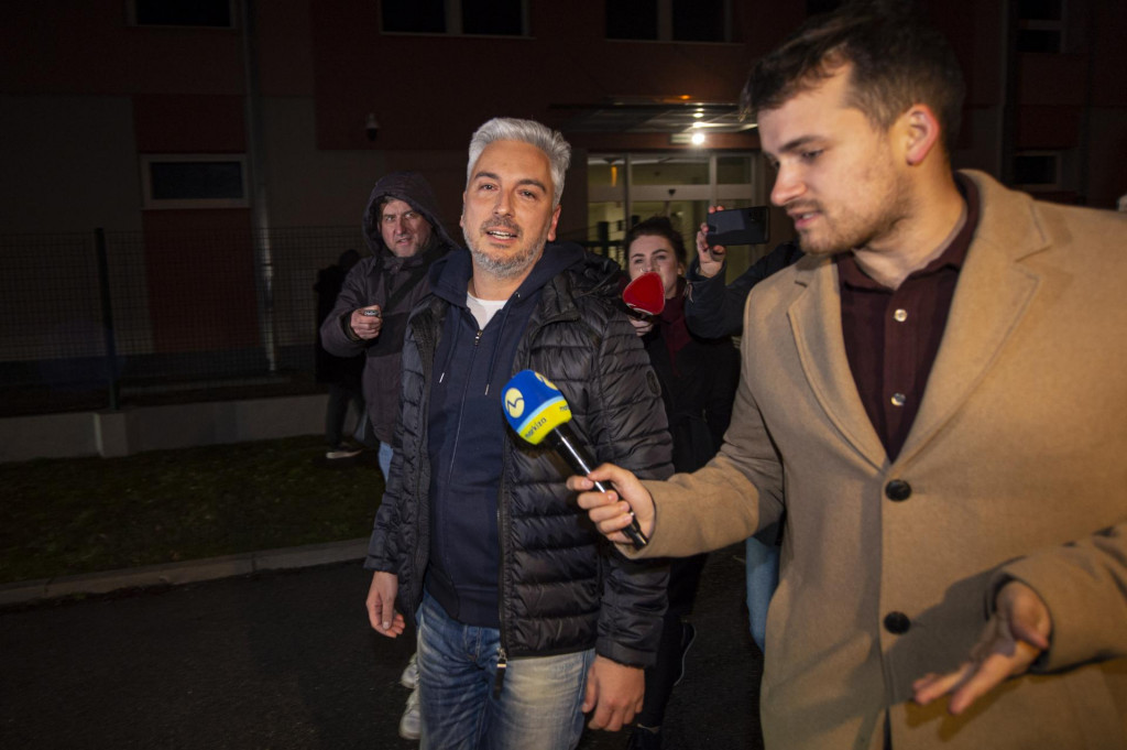 Rastislav T. (vľavo) odchádza z budovy Špecializovaného trestného súdu v Pezinku. FOTO: TASR