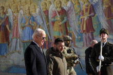 Americký prezident Joe Biden a ukrajinský prezident Volodymyr Zelenskij kráčajú vedľa katedrály svätého Michala. FOTO: Reuters