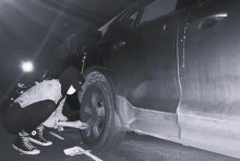 Aktivisti zo skupiny The Tyre Extinguishers vypúšťajú pneumatiky vozidlám typu SUV.
