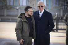 Joe Biden a Volodymyr Zelenský počas návštevy amerického prezidenta v Kyjeve. FOTO TASR/AP