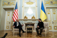Volodymyr Zelenskiy a Joe Biden počas návštevy amerického prezidenta v Kyjeve. FOTO: Reuters