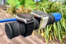 Smart hodinky Apple Watch Ultra (vpravo) a Amazfit GTR 4 (vľavo)