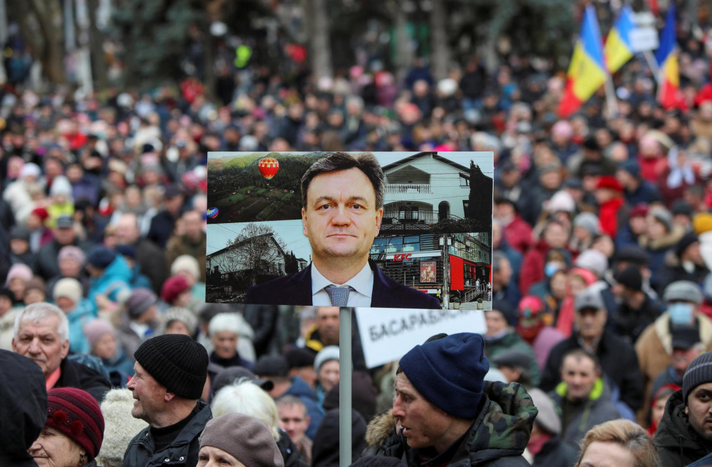 Demonštranti držia transparent s podobizňou nového moldavského premiéra Dorina Receana. FOTO: Reuters