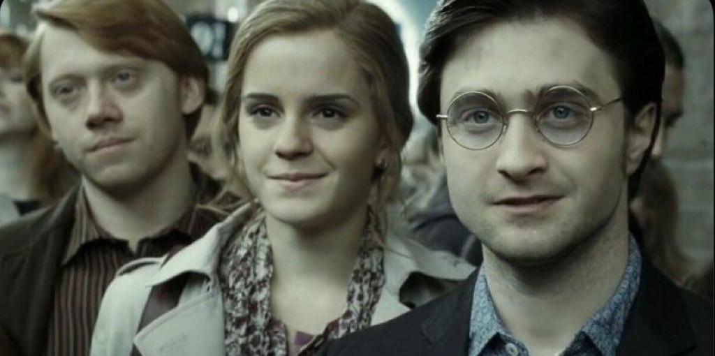 Warner Bros údajne diskutuje o filmovom spracovaní ôsmej časti Prekliate dieťa zo sveta Harryho Pottera, ktoré doteraz je spracované len ako divadelná hra.