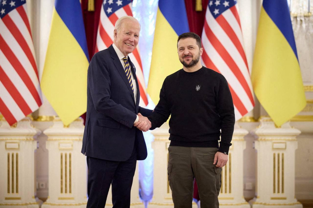 Joe Biden a Volodymyr Zelenskij počas návštevy amerického prezidenta v Kyjeve. FOTO: Reuters