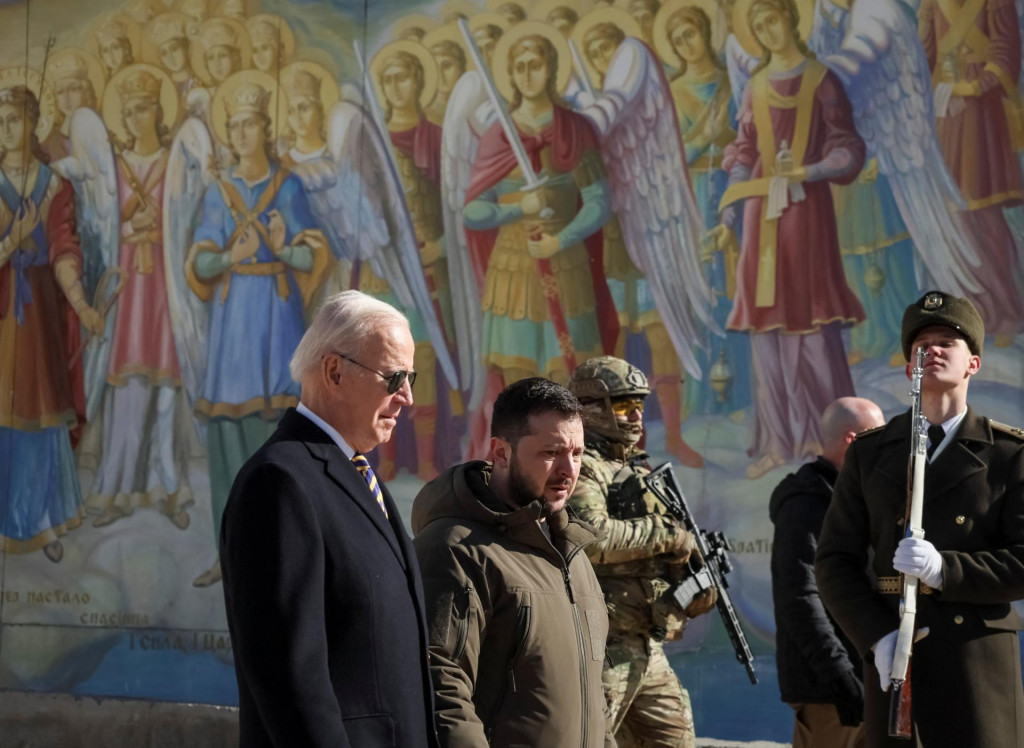 Americk&yacute; prezident Joe Biden a ukrajinsk&yacute; prezident Volodymyr Zelenskij kr&aacute;čaj&uacute; vedľa katedr&aacute;ly sv&auml;t&eacute;ho Michala. FOTO: Reuters