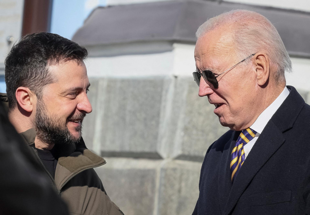 Joe Biden a Volodymyr Zelenskyj počas návštevy amerického prezidenta v Kyjeve. FOTO: Reuters