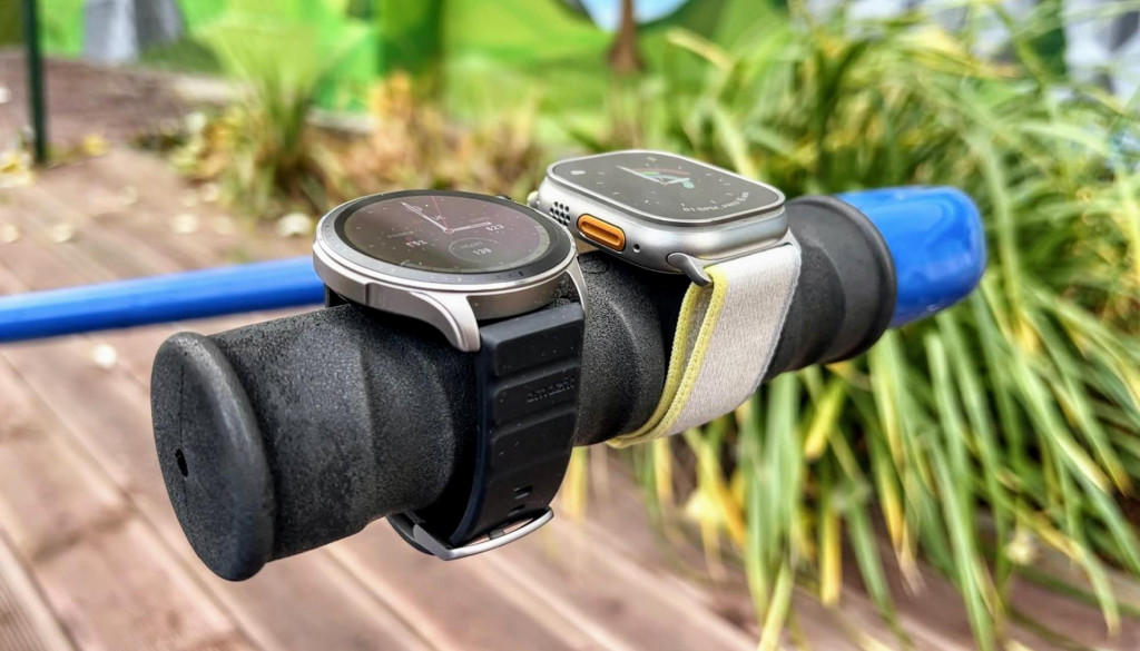 Smart hodinky Apple Watch Ultra (vpravo) a Amazfit GTR 4 (vľavo)