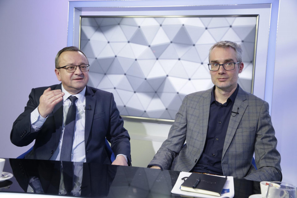 Alexander Duleba (vľavo) a Daniel Milo v mimoriadnom &scaron;t&uacute;diu HNtelev&iacute;zie. FOTO: HN/Marek Daňo