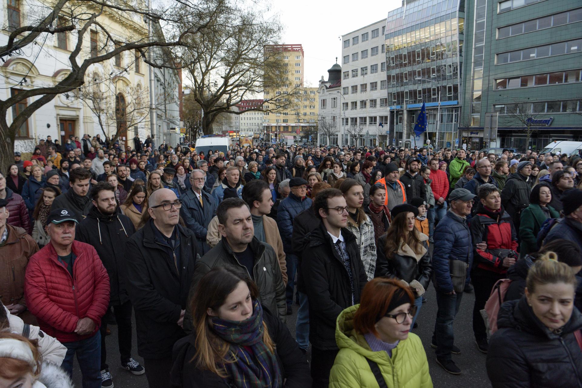Stovky ľudí vyšli v utorok do ulíc Bratislavy uctiť si pamiatku Jána a Martiny