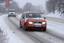 Dopravná situácia na cestách sa môže kvôli sneženiu či poľadovici veľmi rýchlo skomplikovať. Na čo všetko pri kontrole auta i jazde samotnej nezabudnúť?