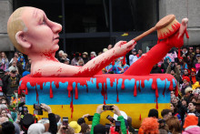Bábka pripomínajúca ruského prezidenta Vladimira Putina sa kúpe v krvi počas karnevalového sprievodu v nemeckom Düsseldorfe. FOTO: Reuters