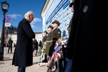Americký prezident v pondelok pricestoval na vopred neohlásenú návštevu Kyjeva. Pre mnohých to bolo prekvapením, pretože Biely dom minulý týždeň oznámil, že počas návštevy Poľska nemá Biden v úmysle prekročiť hranice do susednej Ukrajiny. FOTO: REUTERS