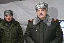 Bieloruský prezident Alexander Lukašenko (vpravo) a bieloruský minister obrany Viktor Chrenin. FOTO TASR/AP

