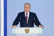 Vyst&uacute;penie Vladimira Putina pred oboma komorami rusk&eacute;ho parlamentu tri dni pred v&yacute;roč&iacute;m ruskej inv&aacute;zie na Ukrajinu. FOTO: Sky News/YouTube