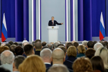 Ruský prezident Vladimir Putin gestikuluje počas prejavu o stave krajiny pred oboma komorami parlamentu v Moskve v utorok 21. februára 2023. FOTO: TASR/AP