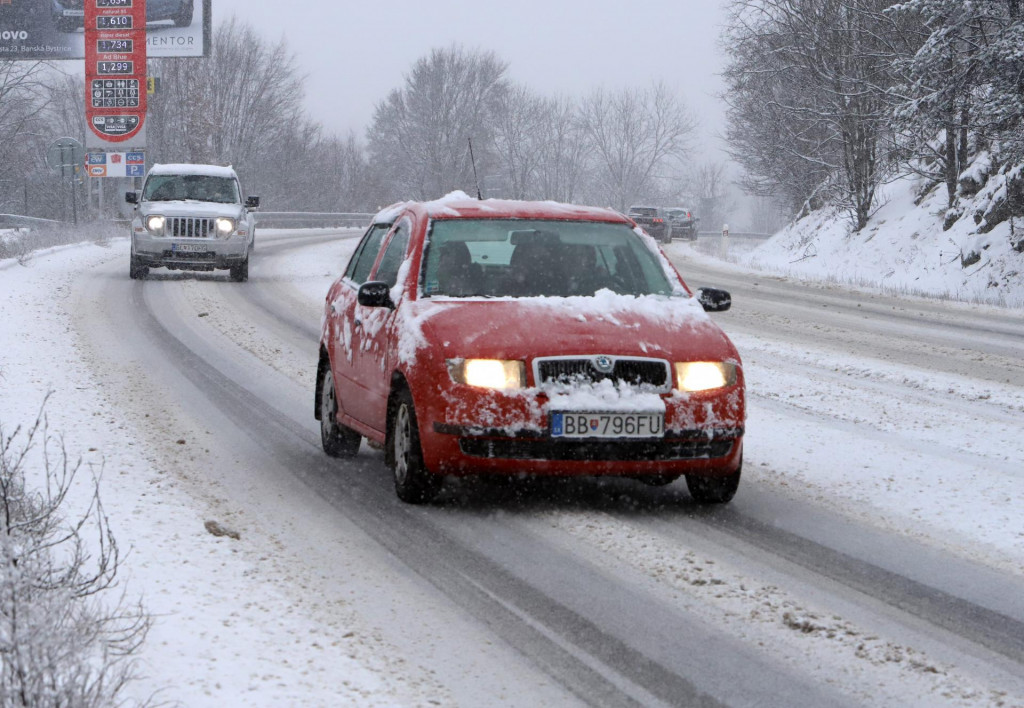 Dopravná situácia na cestách sa môže kvôli sneženiu či poľadovici veľmi rýchlo skomplikovať. Na čo všetko pri kontrole auta i jazde samotnej nezabudnúť?
