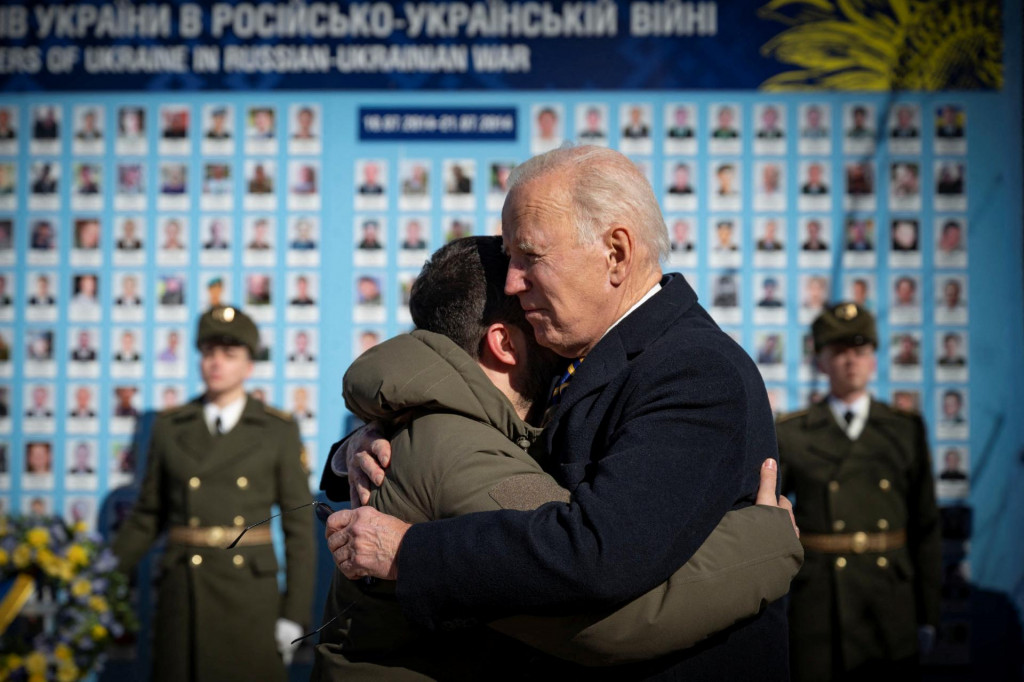 Joe Biden a Volodymyr Zelenskyj počas návštevy amerického prezidenta v Kyjeve. FOTO: Reuters