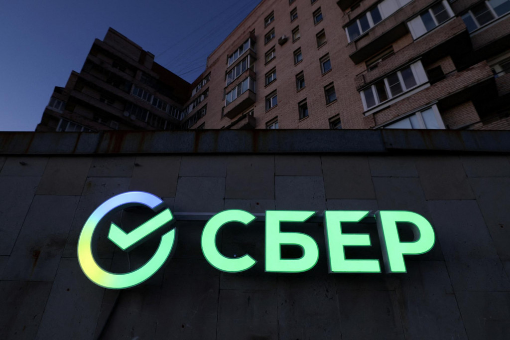 Logo Sberbank v Petrohrade. FOTO: Reuters