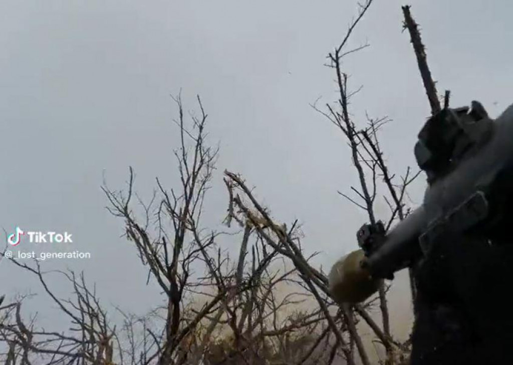 Screenshot z virálneho videa, v ktorom ukrajinský vojak s volacím menom Predátor zastavil útok ruskej presily. FOTO: Reprofoto/Twitter