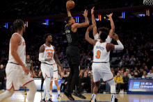 V centre záujmu arabských investorov má byť klub New York Knick (hráči v bielom). FOTO: Reuters