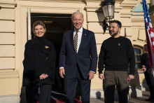 Americký prezident Joe Biden (uprostred), ukrajinský prezident Volodymyr Zelenskyj (vpravo) a prvá dáma Ukrajiny Olena Zelenská pózujú počas stretnutia v Kyjeve. FOTO: TASR/AP