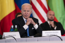 Americký prezident Joe Biden hovorí na stretnutí lídrov krajín tzv. Bukureštskej deviatky. FOTO: TASR/AP
