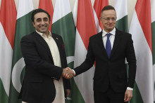Maďarský minister zahraničných vecí Péter Szijjártó (vpravo) počas stretnutia so šéfom pakistanskej diplomacie Bilávalom Bhuttom Zardárím. FOTO: TASR/AP
