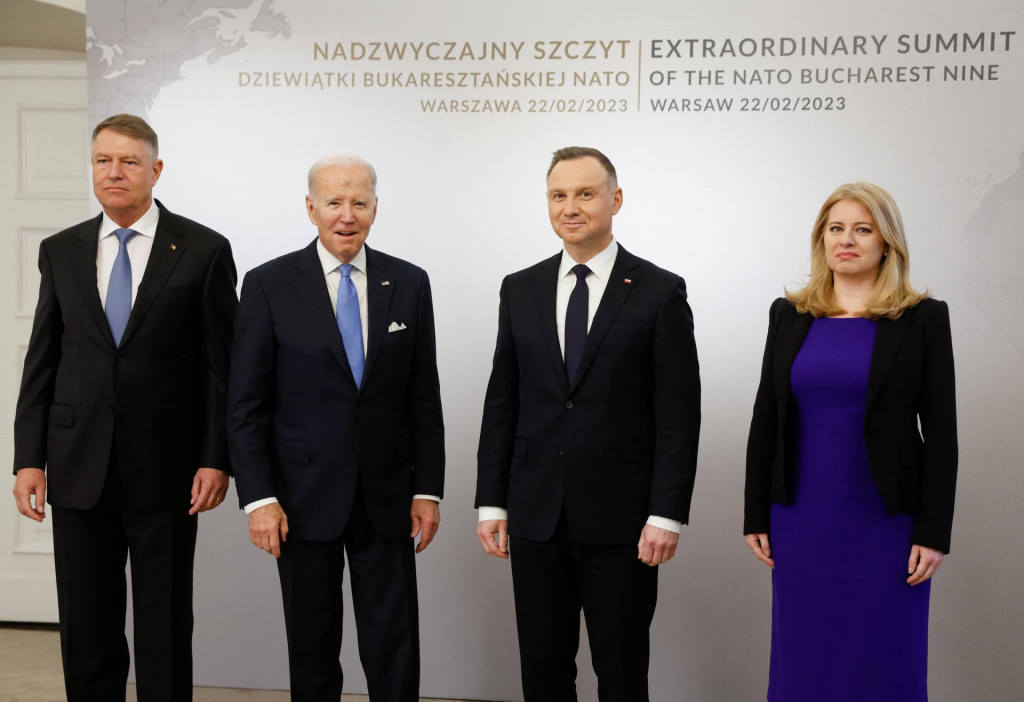 Poľský prezident Andrzej Duda víta amerického prezidenta Joea Bidena, uprostred slovenská prezidentka Zuzana Čaputová na stretnutí lídtrov krajín Bukureštskej deviatky. FOTO: REUTERS