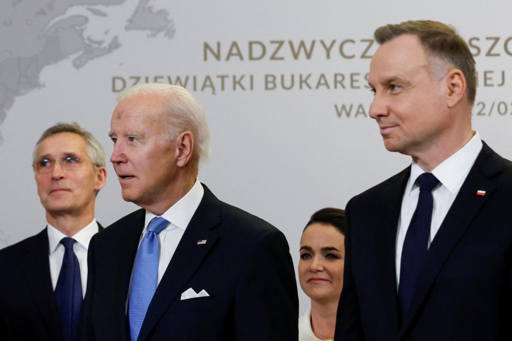 Americký prezident Joe Biden s poľským prezidentom Dudom a šéfom NATO Stoltenbergom. FOTO: REUTERS