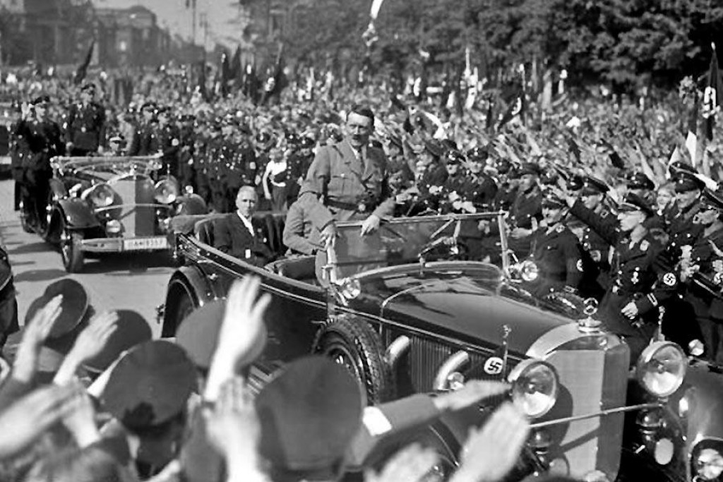 Adolf Hitler prechádza v máji 1933 zástupom svojich priaznivcov. V tejto chvíli je už niekoľko týždňov neobmedzeným pánom Nemecka a stal sa ním aj vďaka požiaru Ríšskeho snemu.