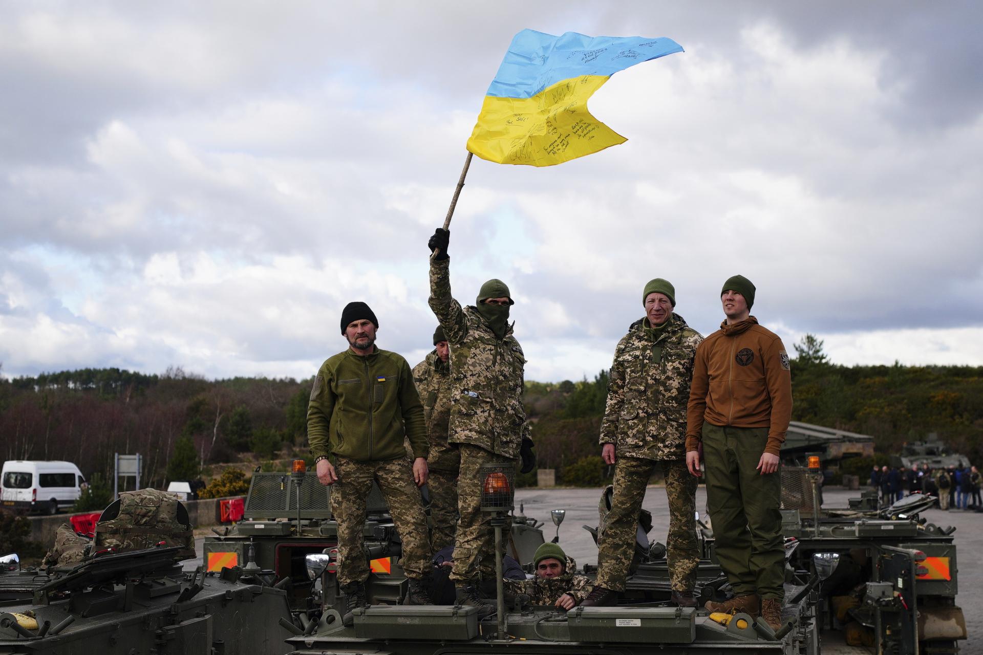 Ukrajina vynakladá takmer celý mierový rozpočet na svoju armádu, informuje ukrajinský premiér
