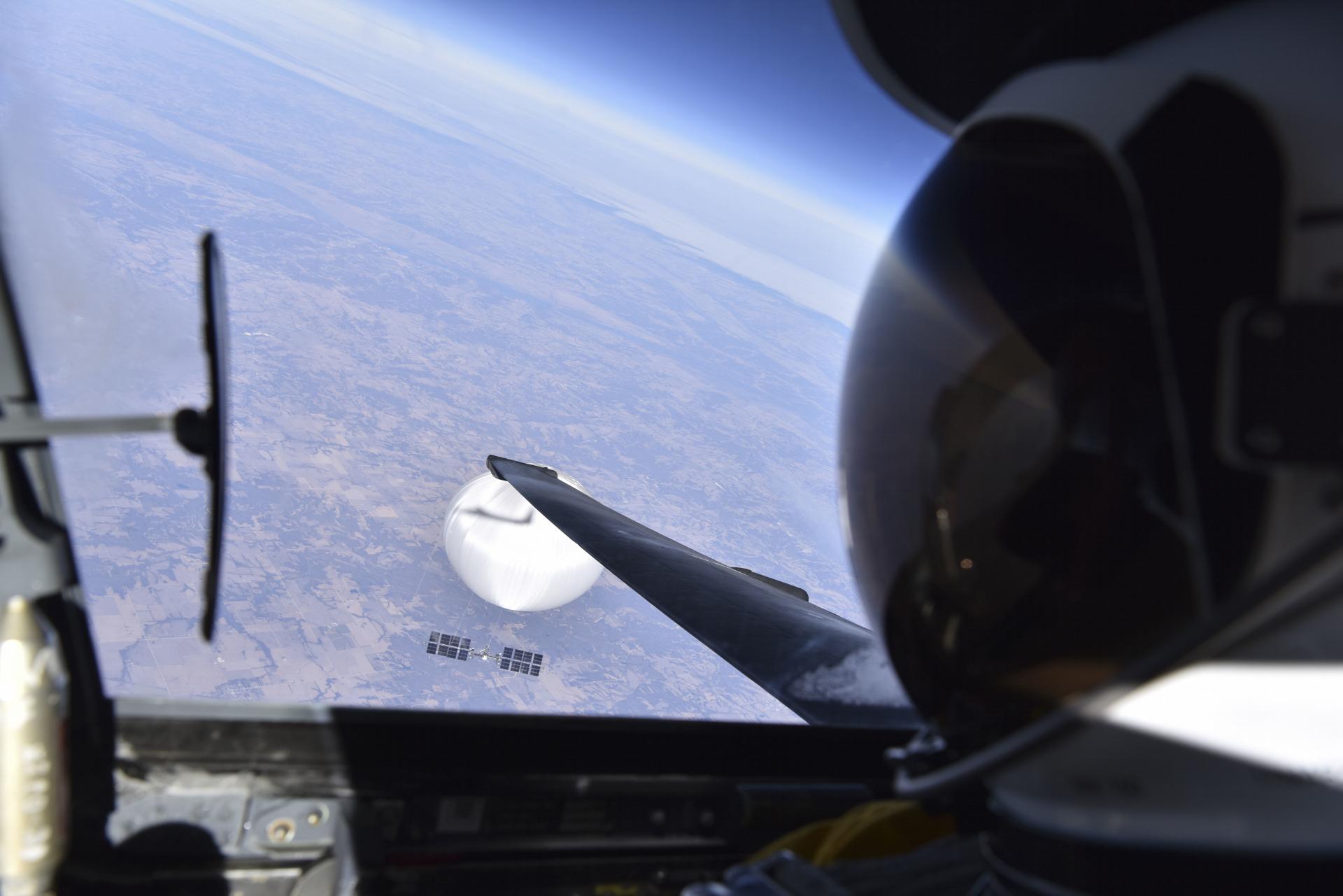 Pentagón zverejnil selfie amerického pilota pri prelete nad čínskym balónom vo vzdušnom priestore USA