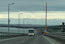 

Vozidlá jazdia po moste spájajúcom ruskú pevninu s Krymským polostrovom cez Kerčský prieliv. FOTO: Reuters