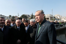 Turecký prezident Tayyip Erdogan a líder Strany nacionalistického hnutia Devlet Bahceli navštívili Antakyu v provincii Hatay v Turecku. FOTO: Reuters