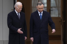Poľský prezident Andrzej Duda (vpravo) víta amerického prezidenta Joea Bidena. FOTO: TASR/AP