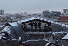 Zničená budova v meste Mariupol. FOTO: Reuters