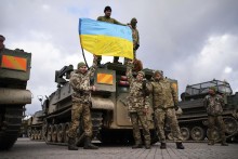 Ukrajinskí vojaci na britskej vojenskej základni Bovington Camp, kde trénujú obsluhu tankov Challenger 2. FOTO: TASR/AP